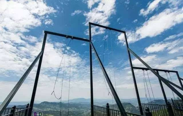 驚險(xiǎn)刺激的懸崖秋千你敢挑戰(zhàn)嗎？